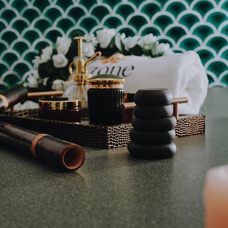 Doubletree By Hilton Fujairah City Bagian luar foto A collection of makeup products