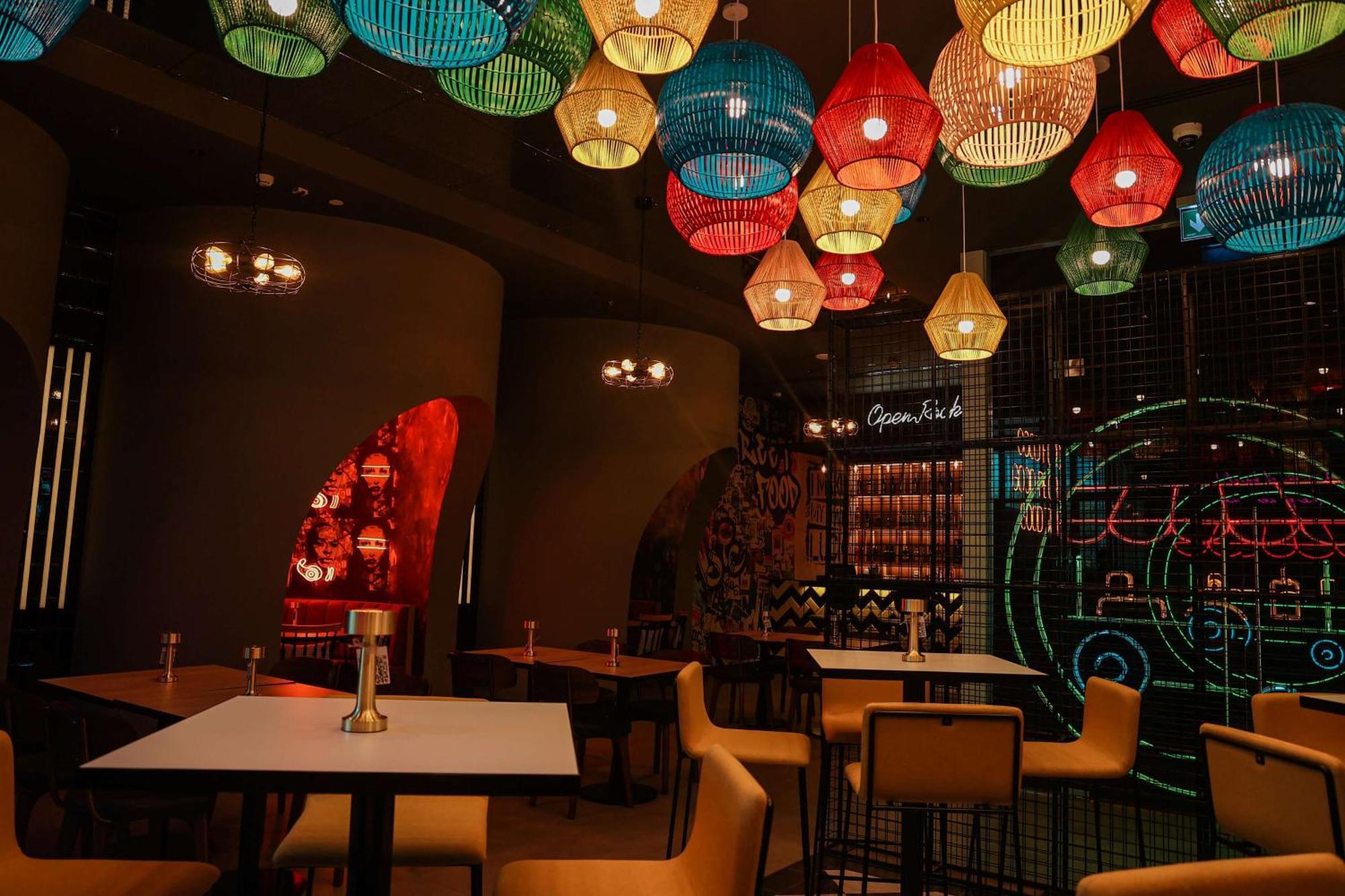 Doubletree By Hilton Fujairah City Bagian luar foto Interior of the restaurant