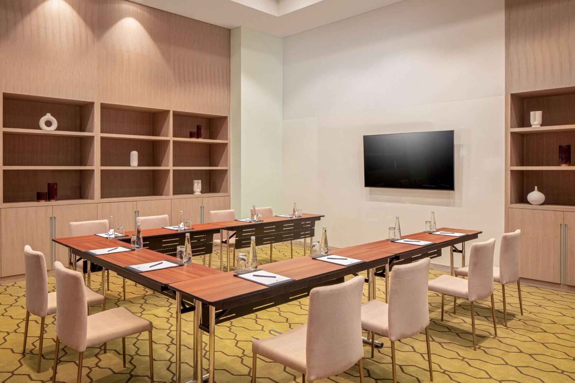 Doubletree By Hilton Fujairah City Bagian luar foto Meeting room