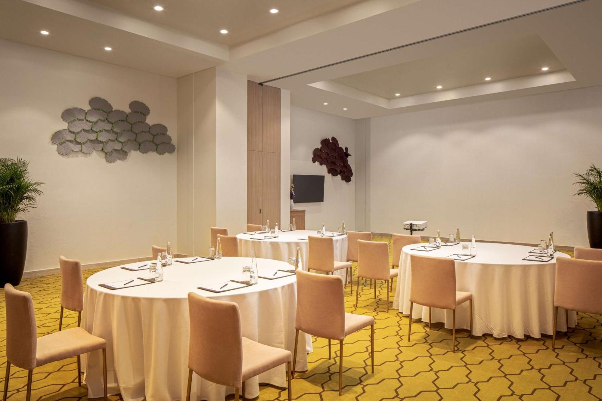 Doubletree By Hilton Fujairah City Bagian luar foto Meeting room