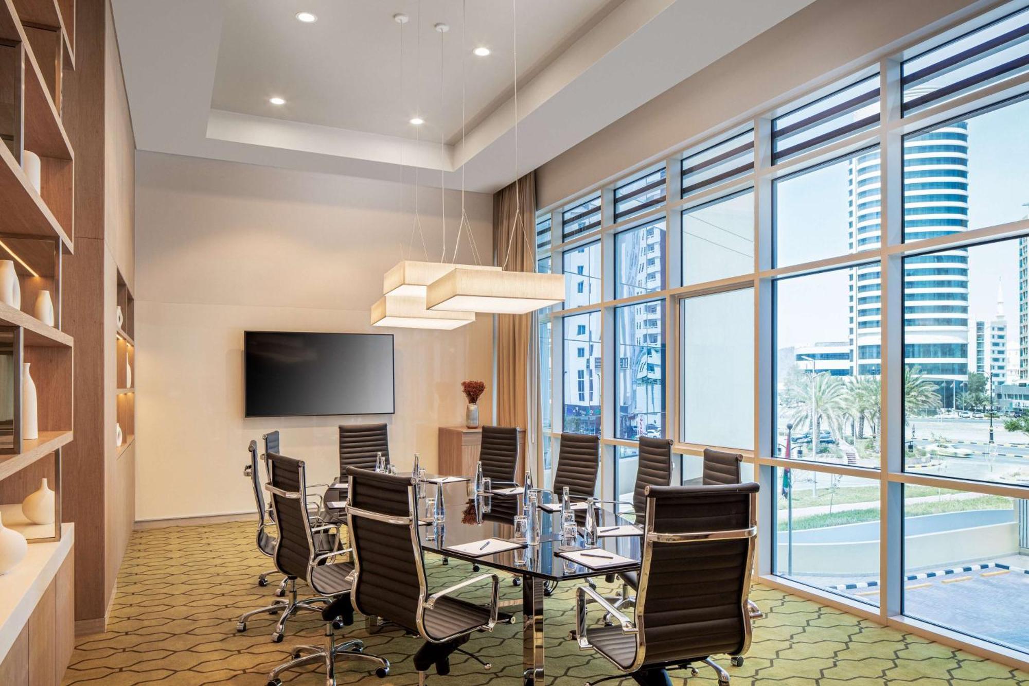 Doubletree By Hilton Fujairah City Bagian luar foto Meeting room