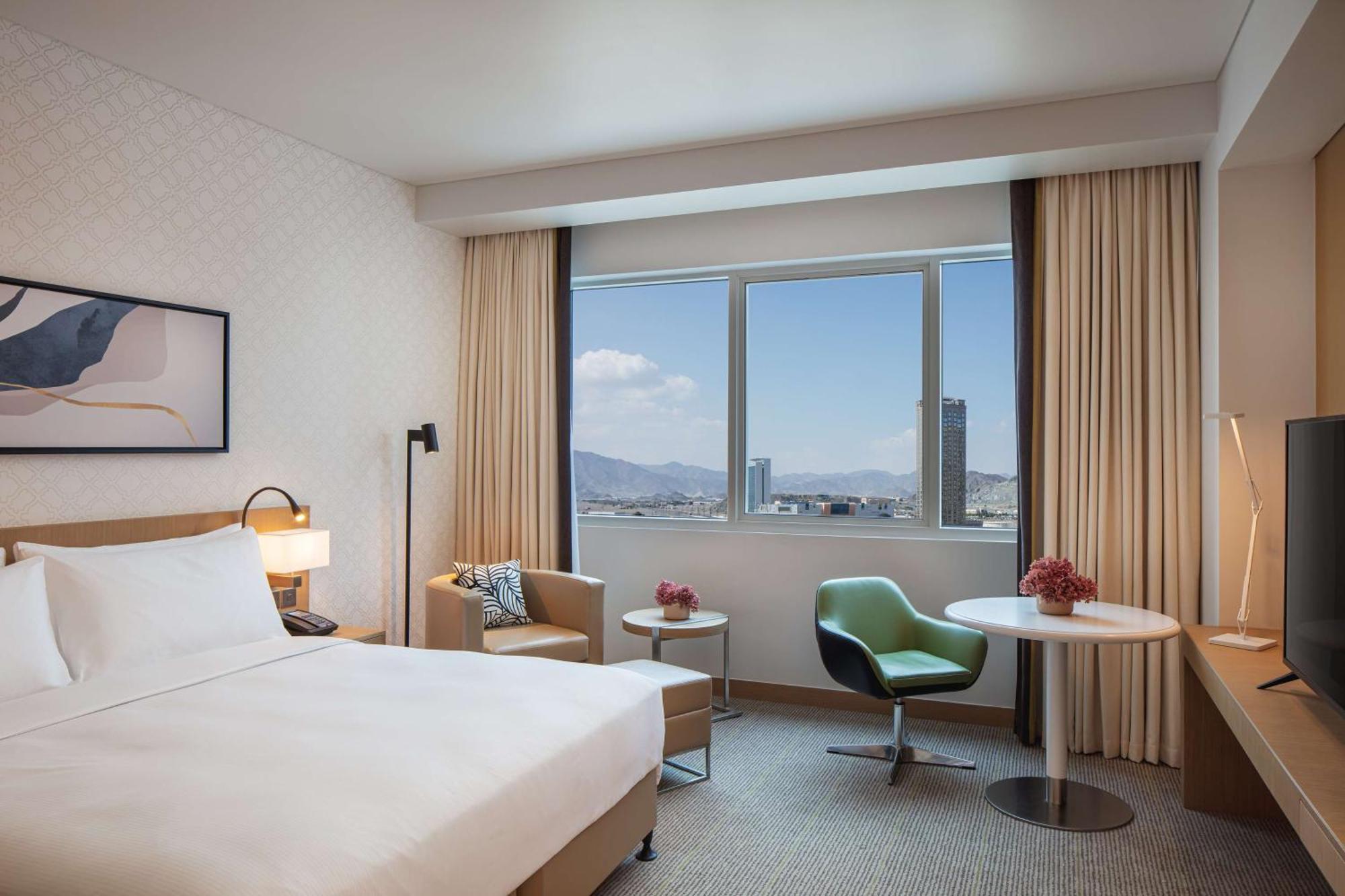 Doubletree By Hilton Fujairah City Bagian luar foto Deluxe room
