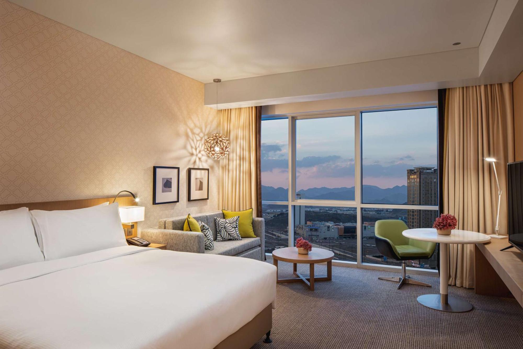 Doubletree By Hilton Fujairah City Bagian luar foto Deluxe Room