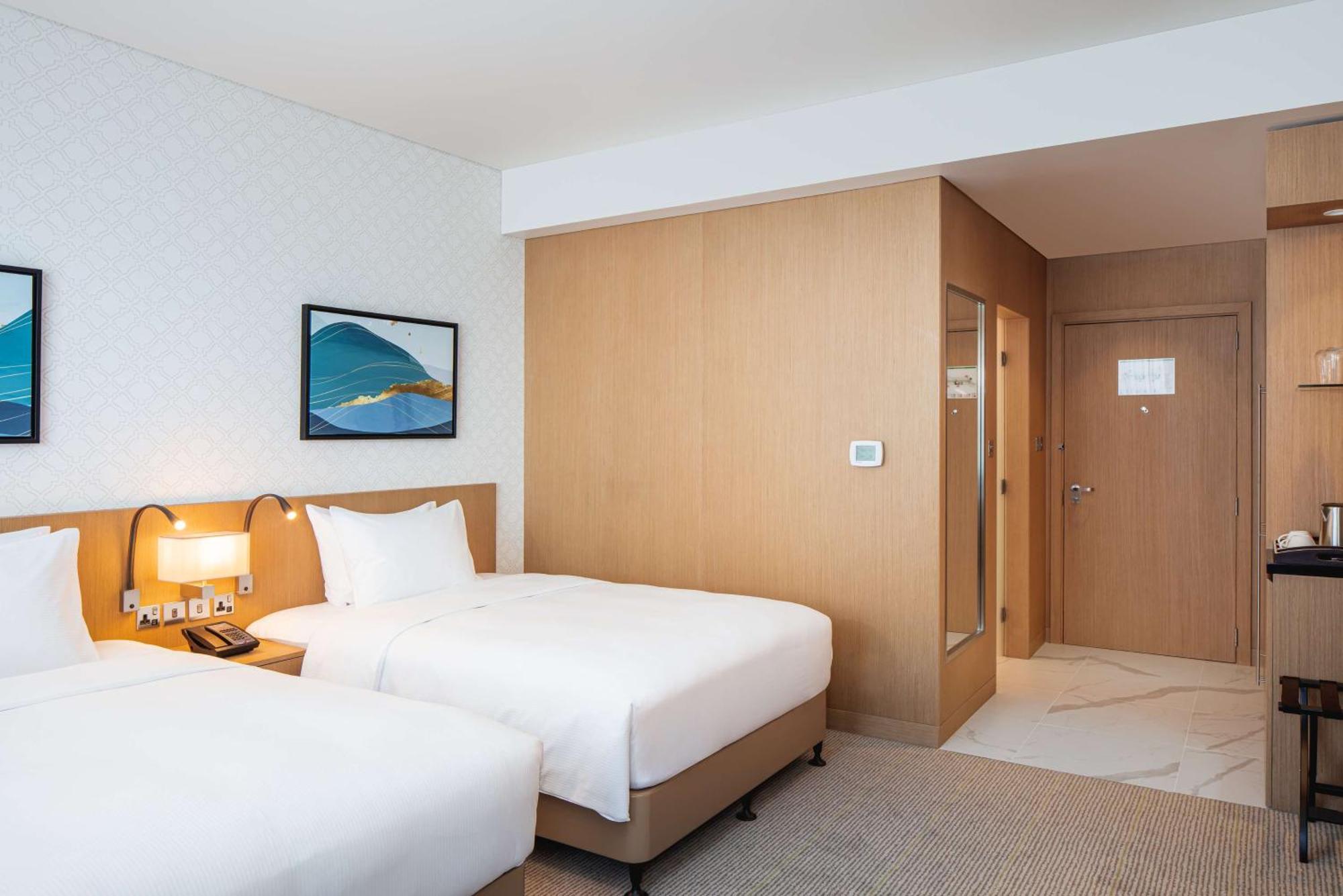 Doubletree By Hilton Fujairah City Bagian luar foto A room at the hotel