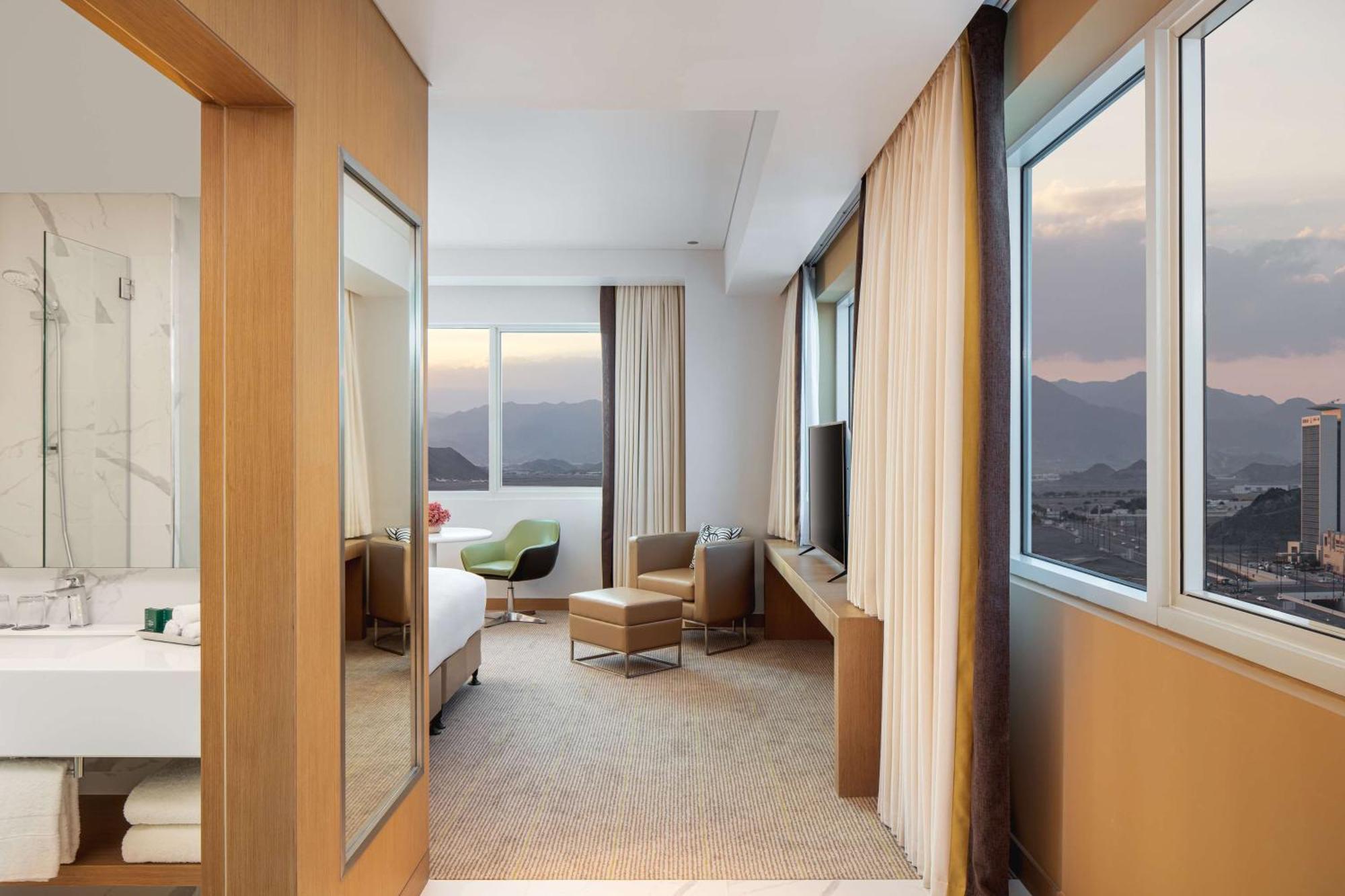 Doubletree By Hilton Fujairah City Bagian luar foto A room at the hotel