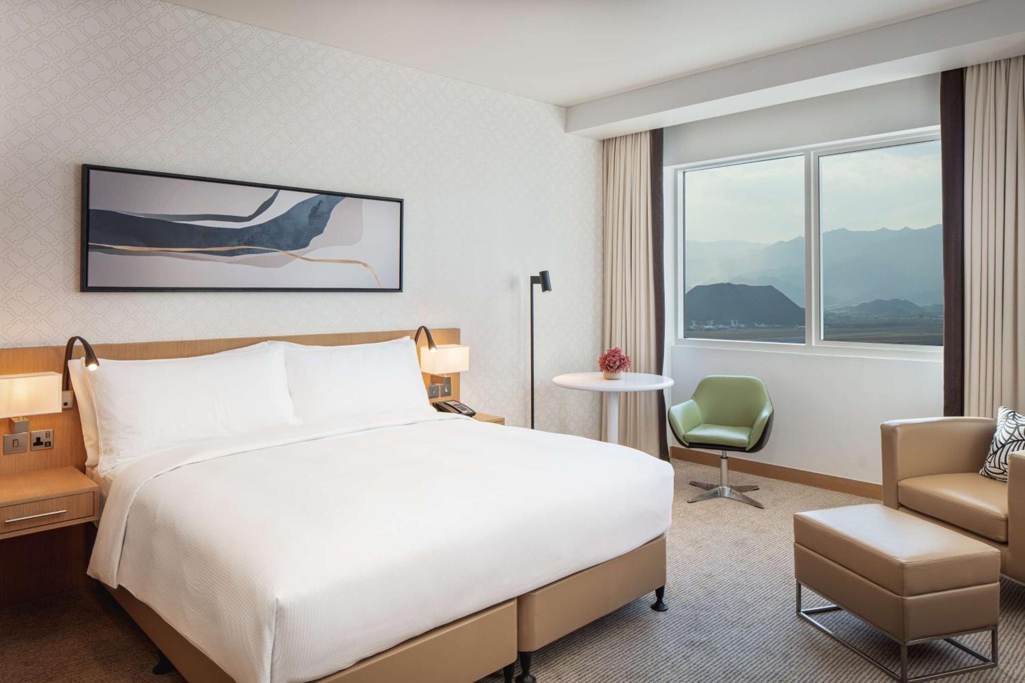 Doubletree By Hilton Fujairah City Bagian luar foto Deluxe Room