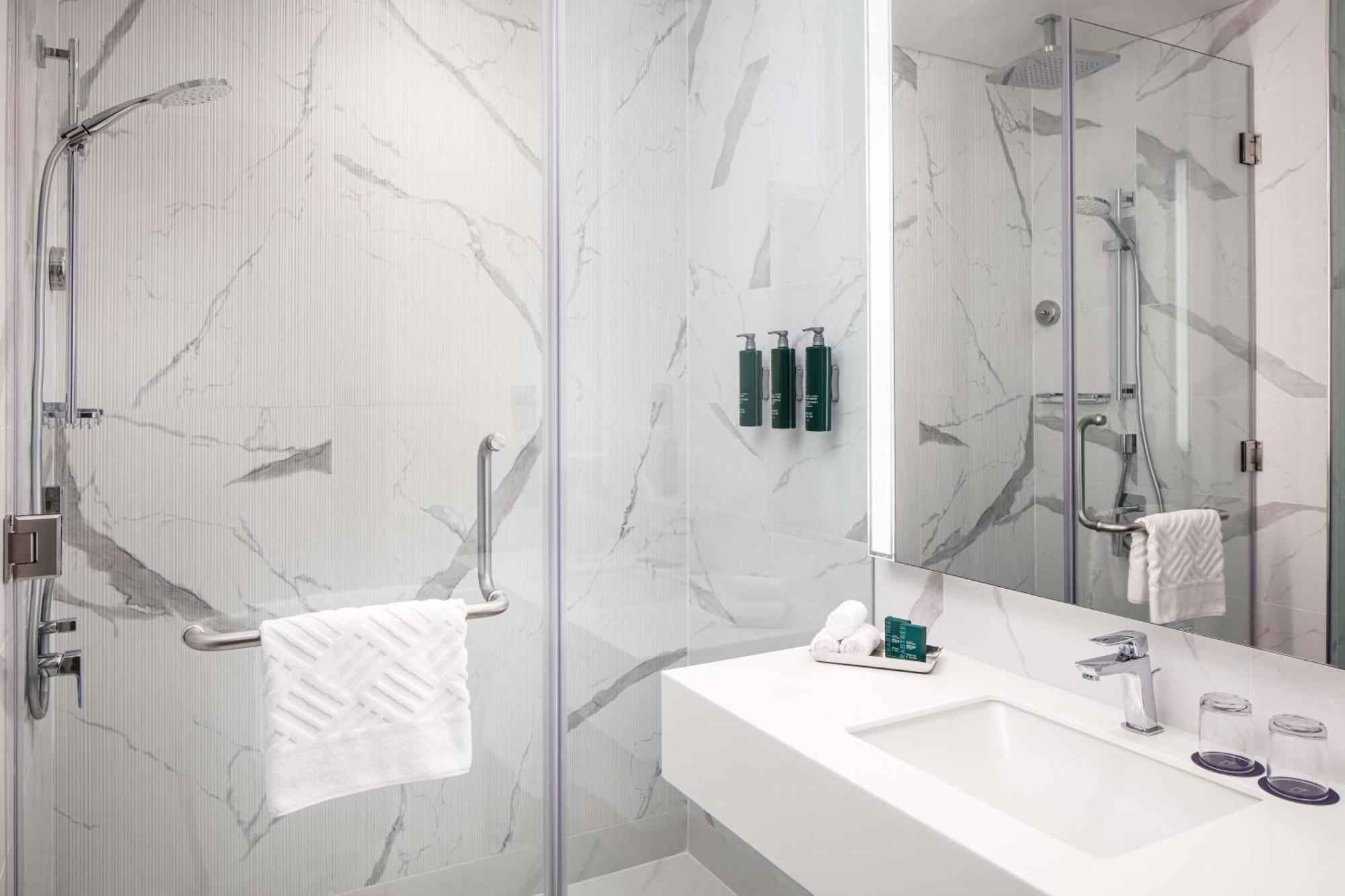 Doubletree By Hilton Fujairah City Bagian luar foto Bathroom