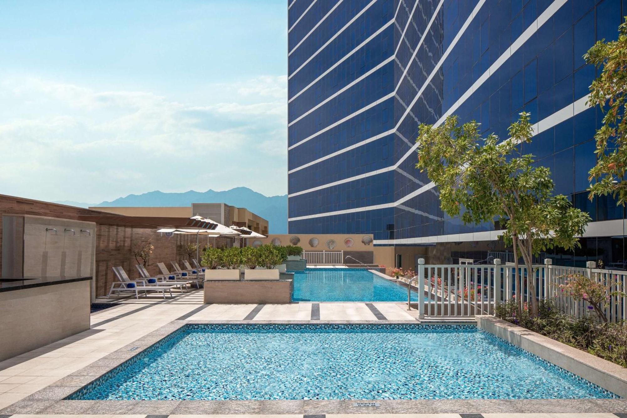 Doubletree By Hilton Fujairah City Bagian luar foto The swimming pool